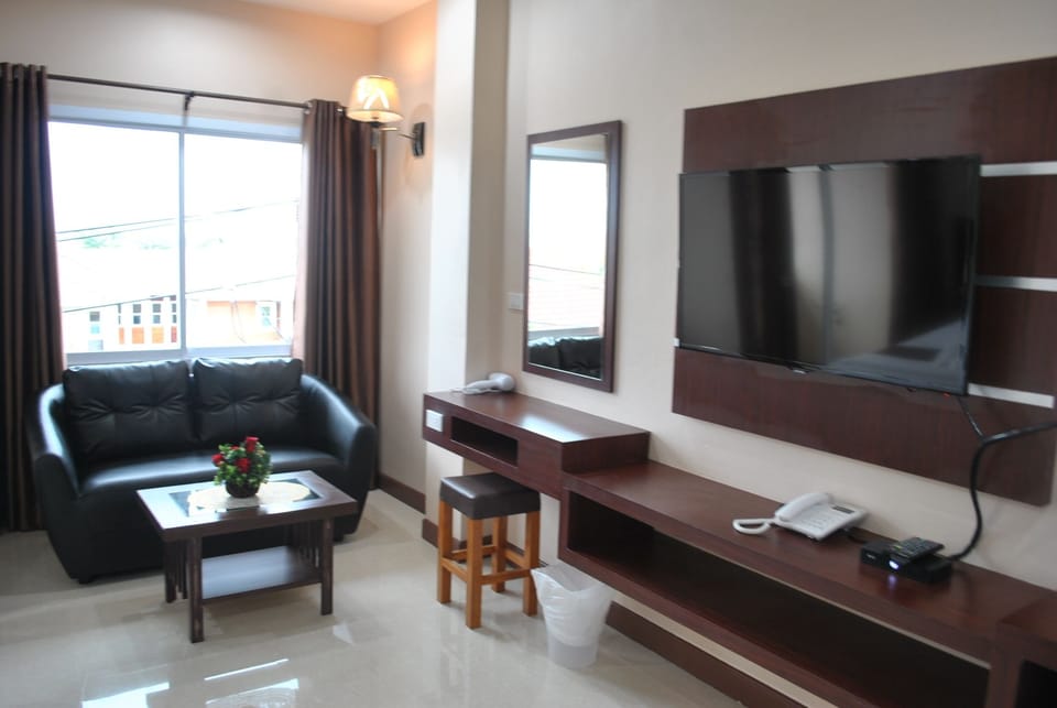 Deluxe Room | Living area | 40-inch LCD TV with cable channels, TV