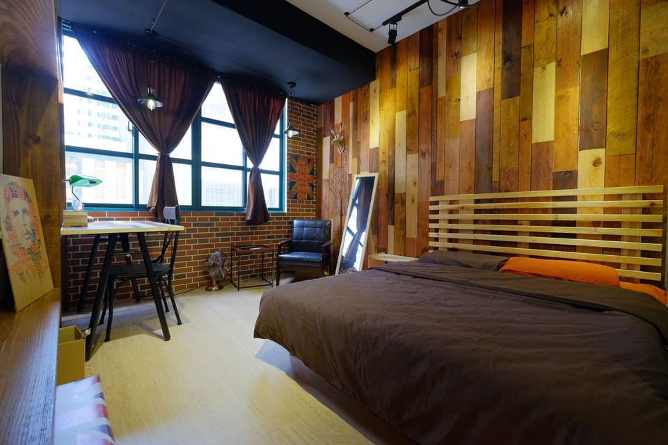 Premium bedding, desk, blackout drapes, free WiFi