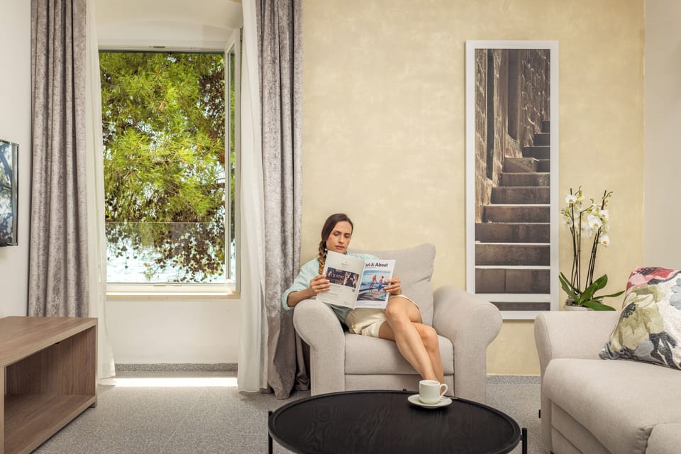 40-inch LCD TV with satellite channels, Smart TV