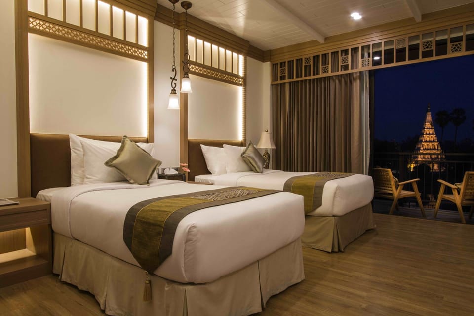 River Suite | Minibar, in-room safe, free cribs/infant beds, rollaway beds