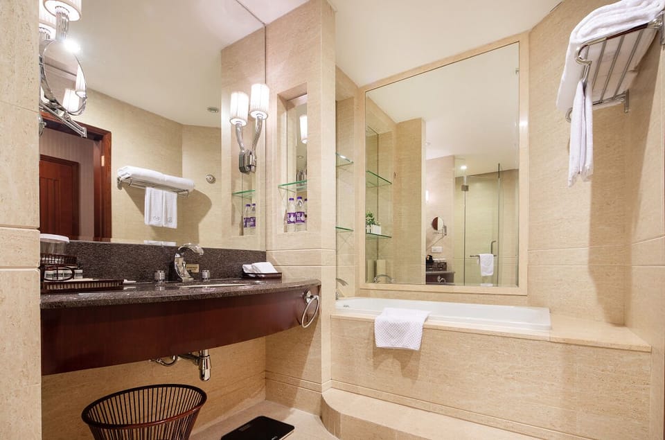 Deluxe Twin Room | Bathroom | Slippers