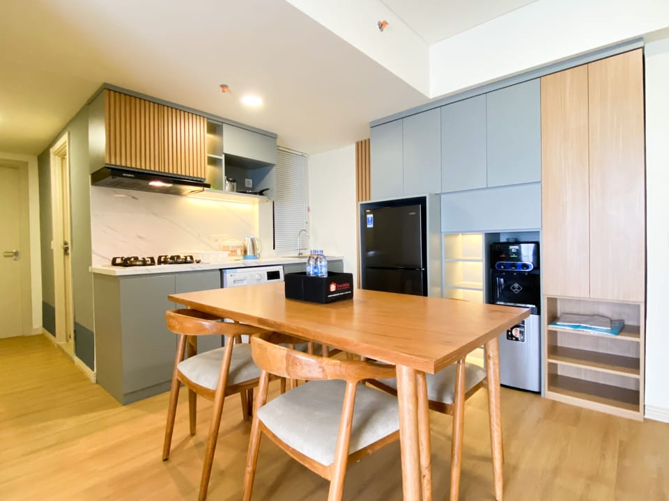 Apartment | Private kitchen | Full-size fridge, stovetop, rice cooker, cookware/dishes/utensils