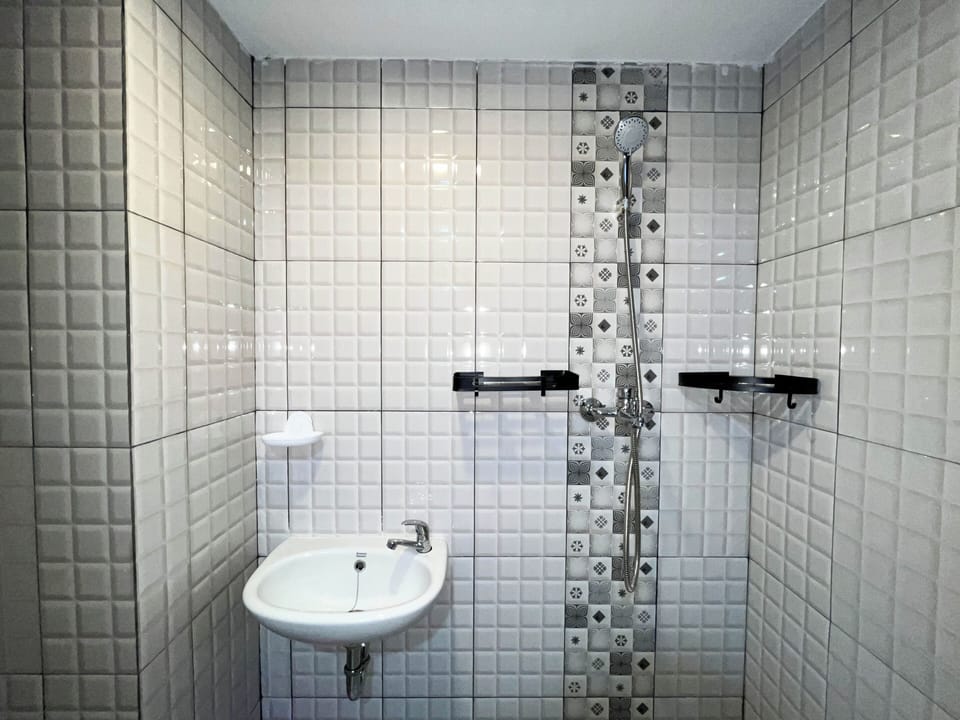 Apartment | Bathroom | Shower, towels