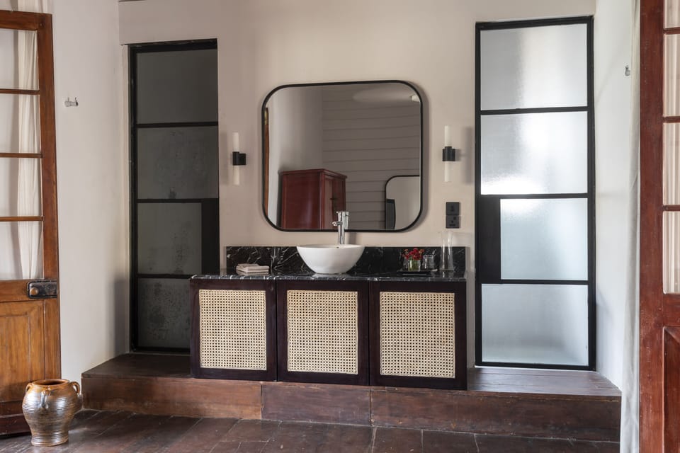 Heritage Wing (Headmaster Prefect Arts, Geography and History room) | Bathroom | Free toiletries, hair dryer, towels