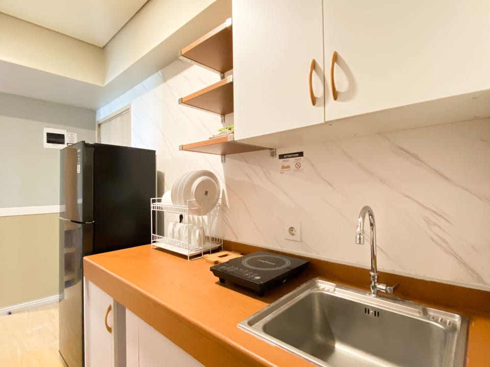 Apartment | Private kitchen | Full-size fridge, stovetop, rice cooker, cookware/dishes/utensils
