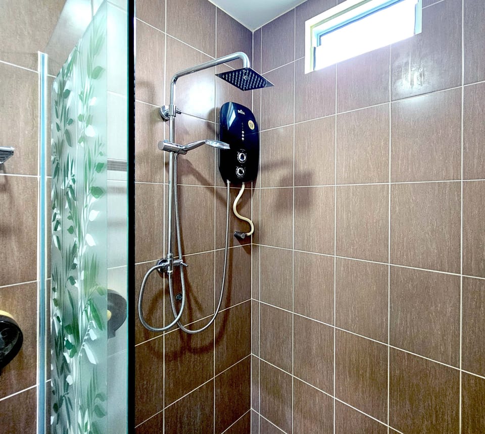 Shower, rainfall showerhead, free toiletries, hair dryer