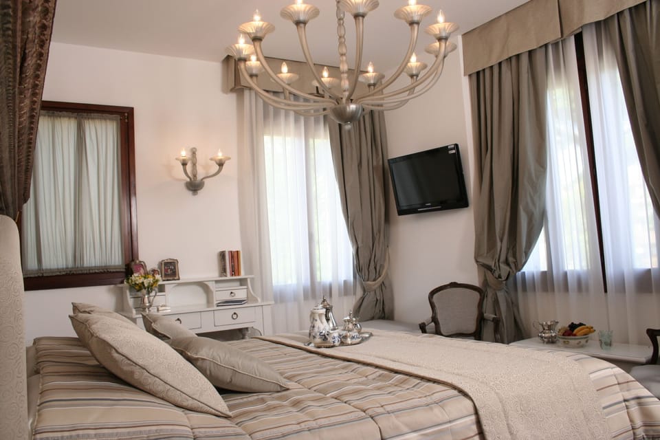Junior Suite | Minibar, in-room safe, individually furnished, desk
