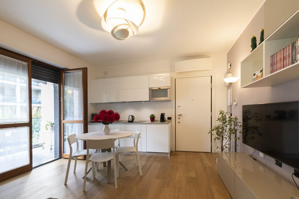 Deluxe Apartment | Private kitchen | Fridge, microwave, oven, stovetop