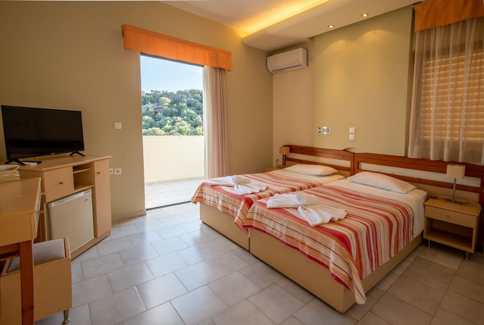 Classic Double or Twin Room, 1 Bedroom | Individually furnished, desk, laptop workspace, soundproofing