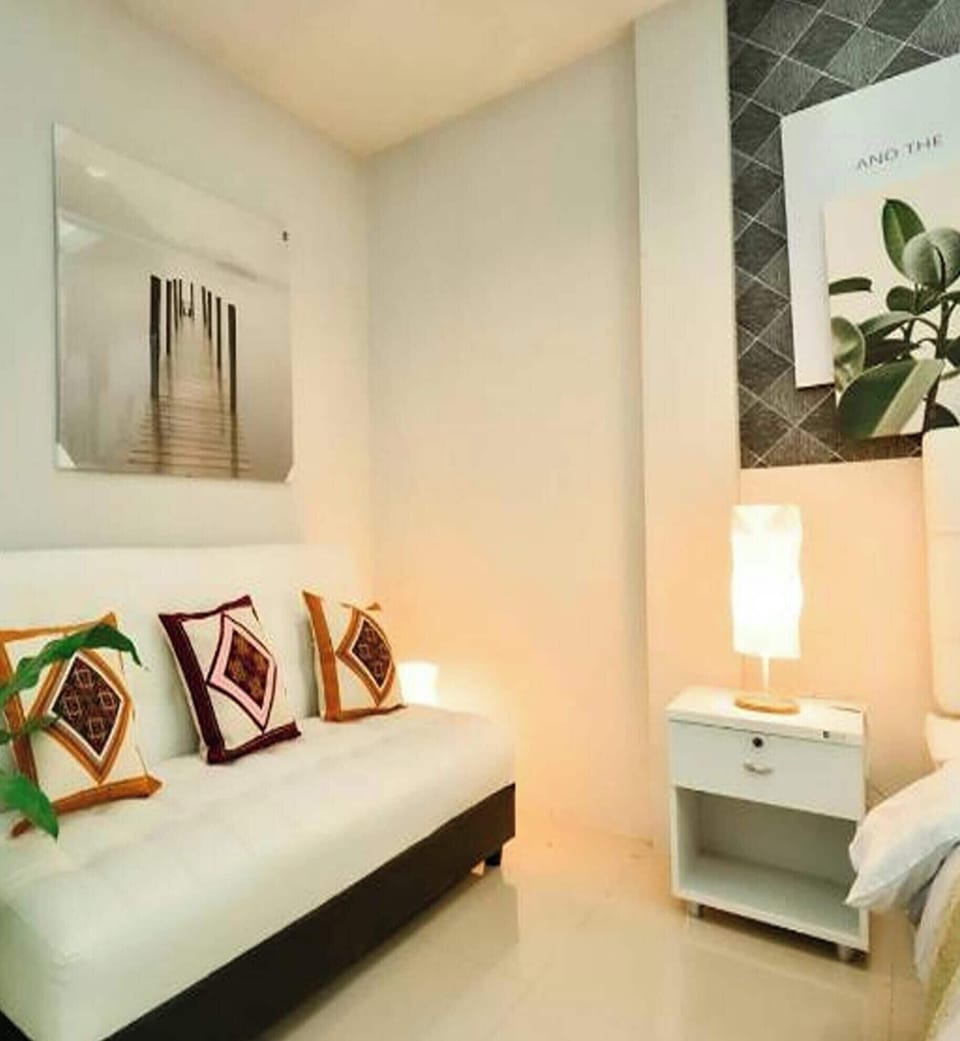 Desk, WiFi (free), bed sheets