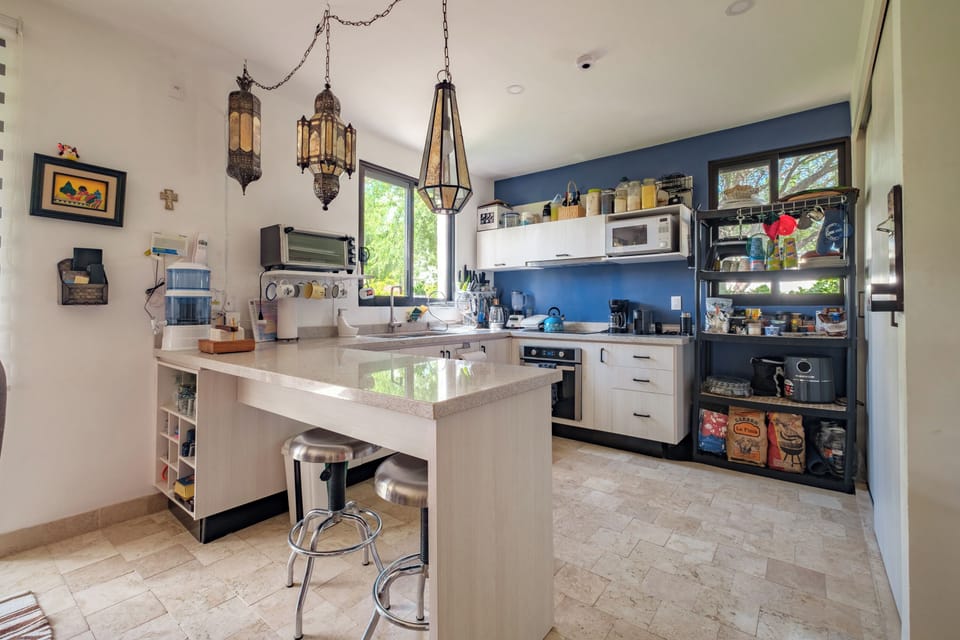 Full-size fridge, microwave, oven, stovetop