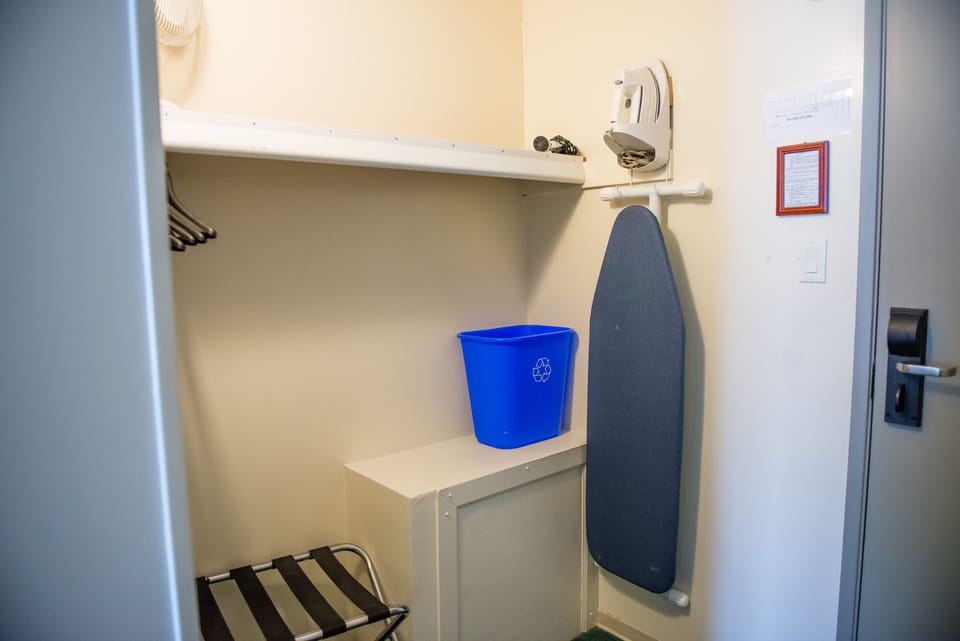 Standard King | Desk, laptop workspace, iron/ironing board, free WiFi