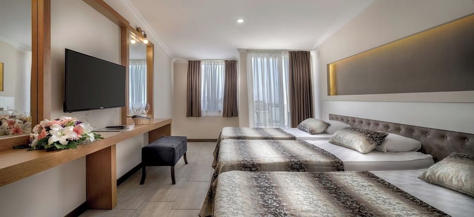 Comfort Room, 1 Bedroom | Free minibar, in-room safe, laptop workspace, soundproofing