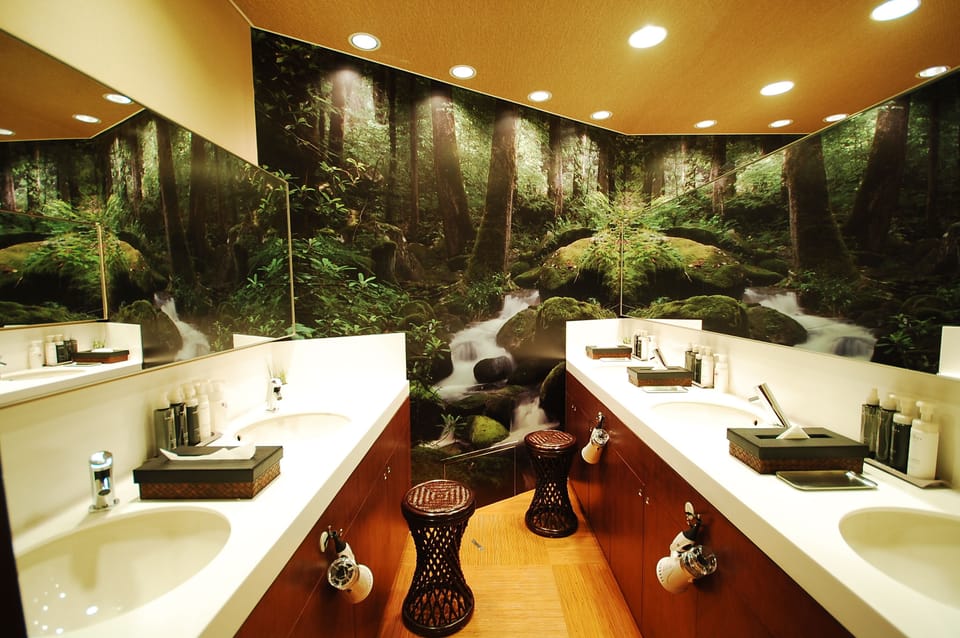 Deep soaking tub, free toiletries, hair dryer, slippers
