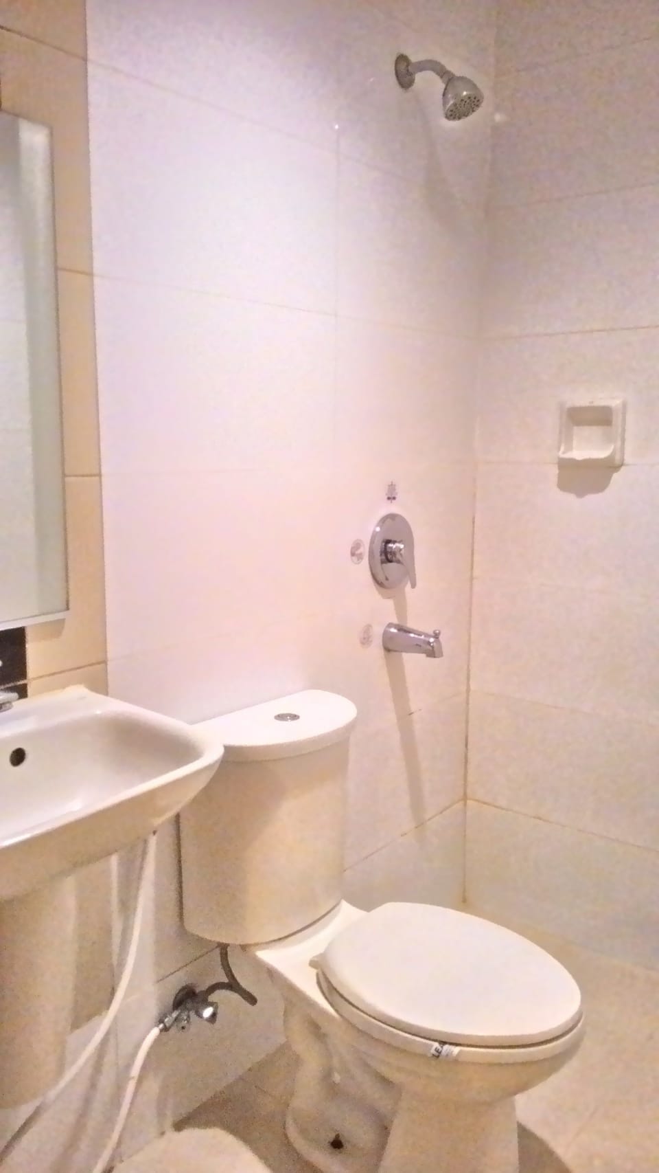Executive Room, 1 Queen Bed | Bathroom | Free toiletries, hair dryer, bidet, towels