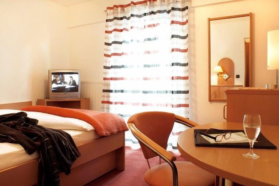 Comfort Single Room | Hypo-allergenic bedding, soundproofing, free WiFi, bed sheets