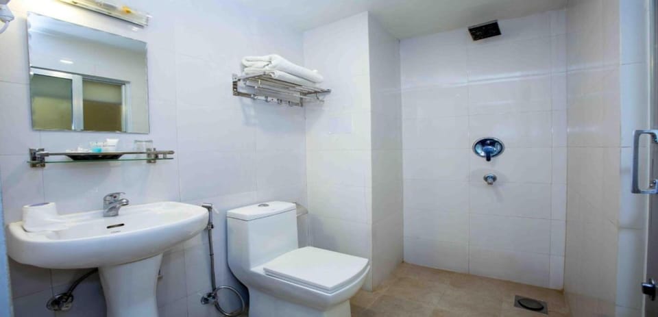 Shower, rainfall showerhead, free toiletries, towels