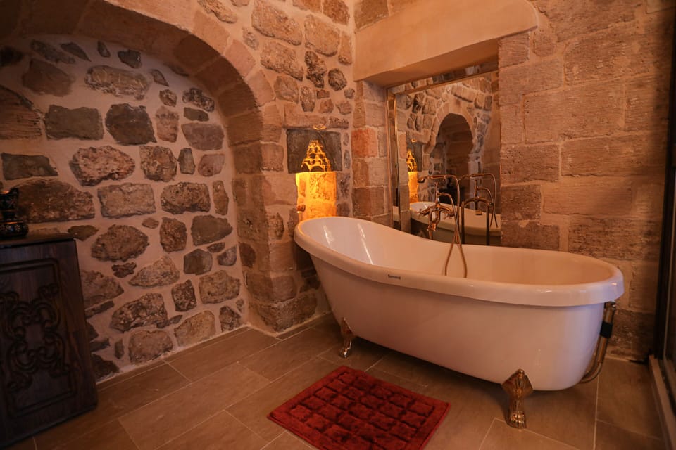 Presidential Double Room | Bathroom | Bathtub, hair dryer, slippers, towels