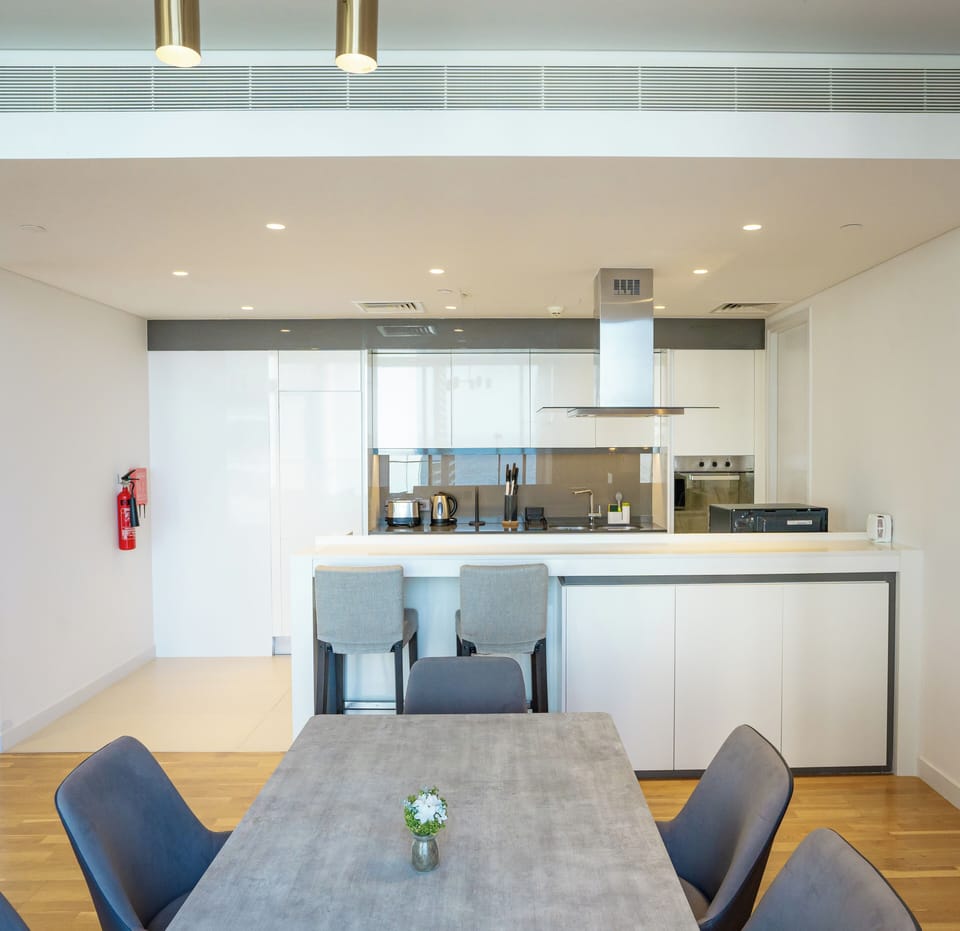 Deluxe Apartment | Private kitchen | Fridge, microwave, oven, stovetop