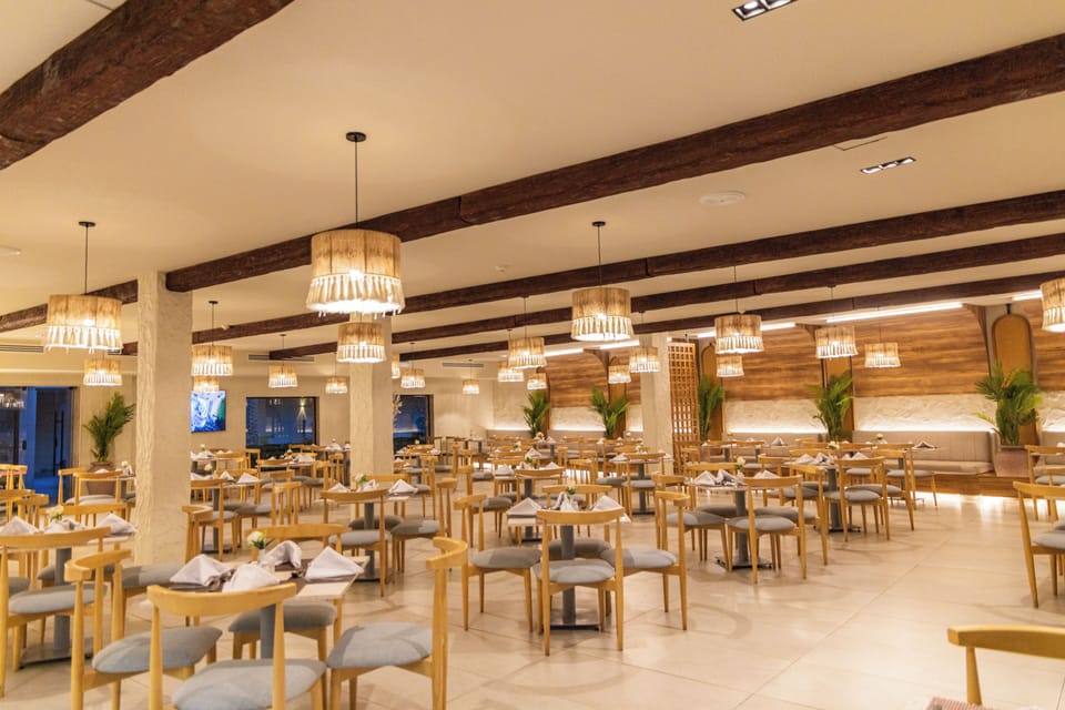 3 restaurants; breakfast, lunch, and dinner served