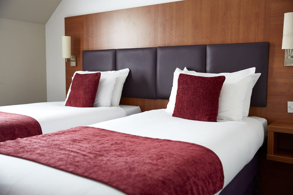 Twin Room | Desk, iron/ironing board (on request), WiFi (free), bed sheets