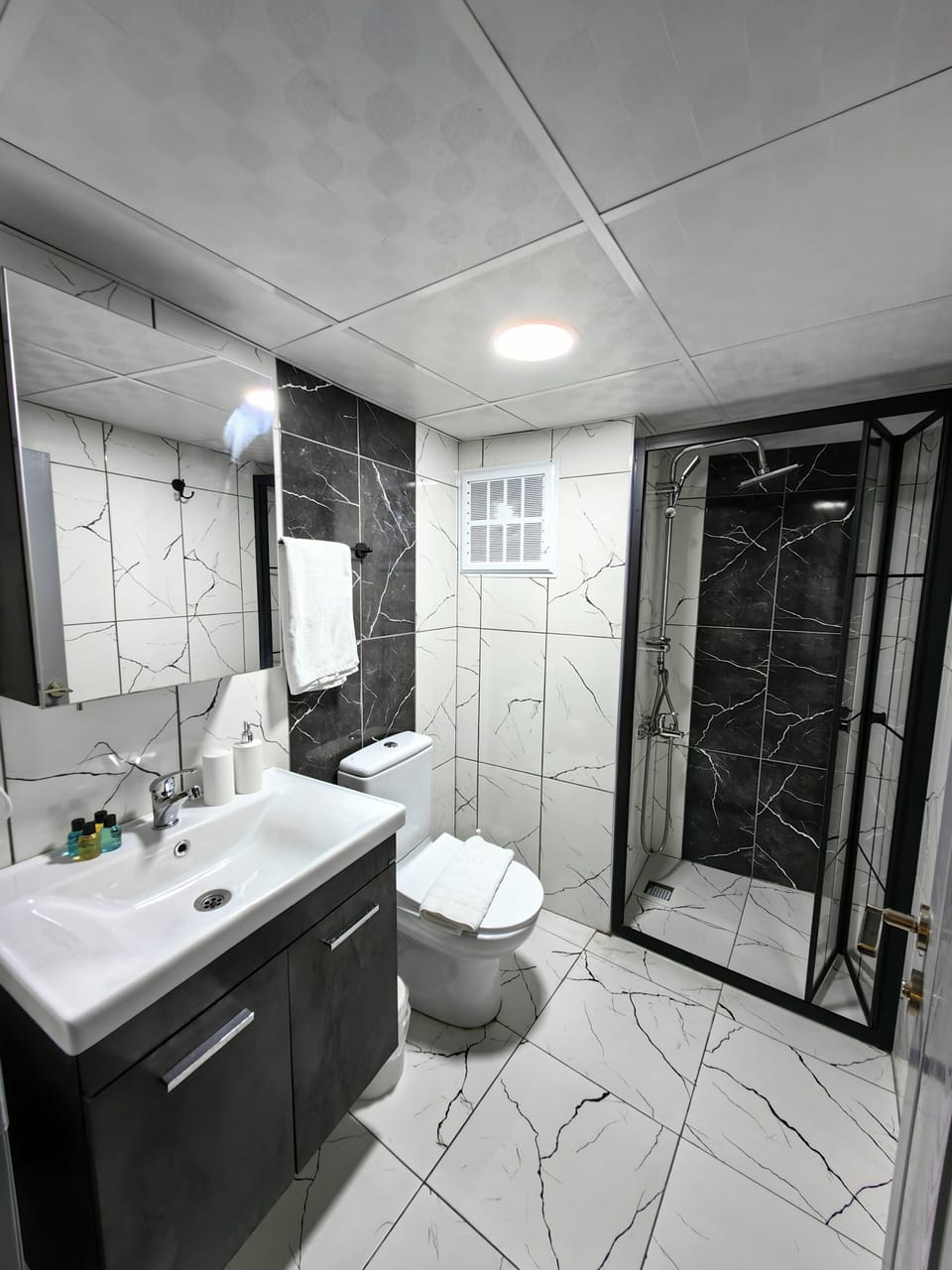 Economy Room | Bathroom | Shower, rainfall showerhead, hair dryer, towels