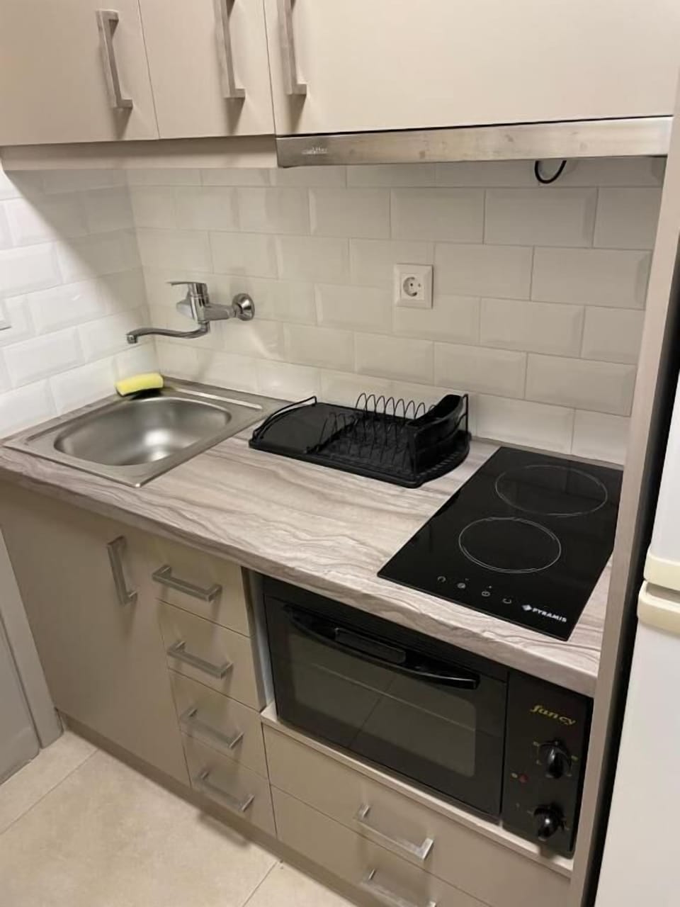 Studio | Private kitchenette | Full-size fridge, oven, stovetop, cookware/dishes/utensils
