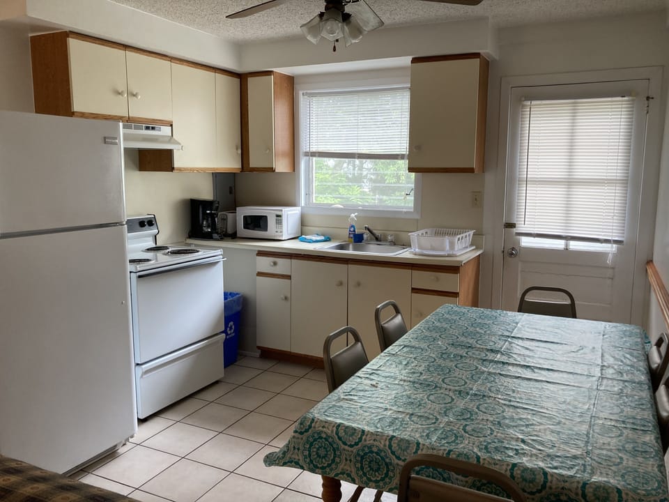 Deluxe Suite | Private kitchen | Coffee/tea maker, cookware/dishes/utensils