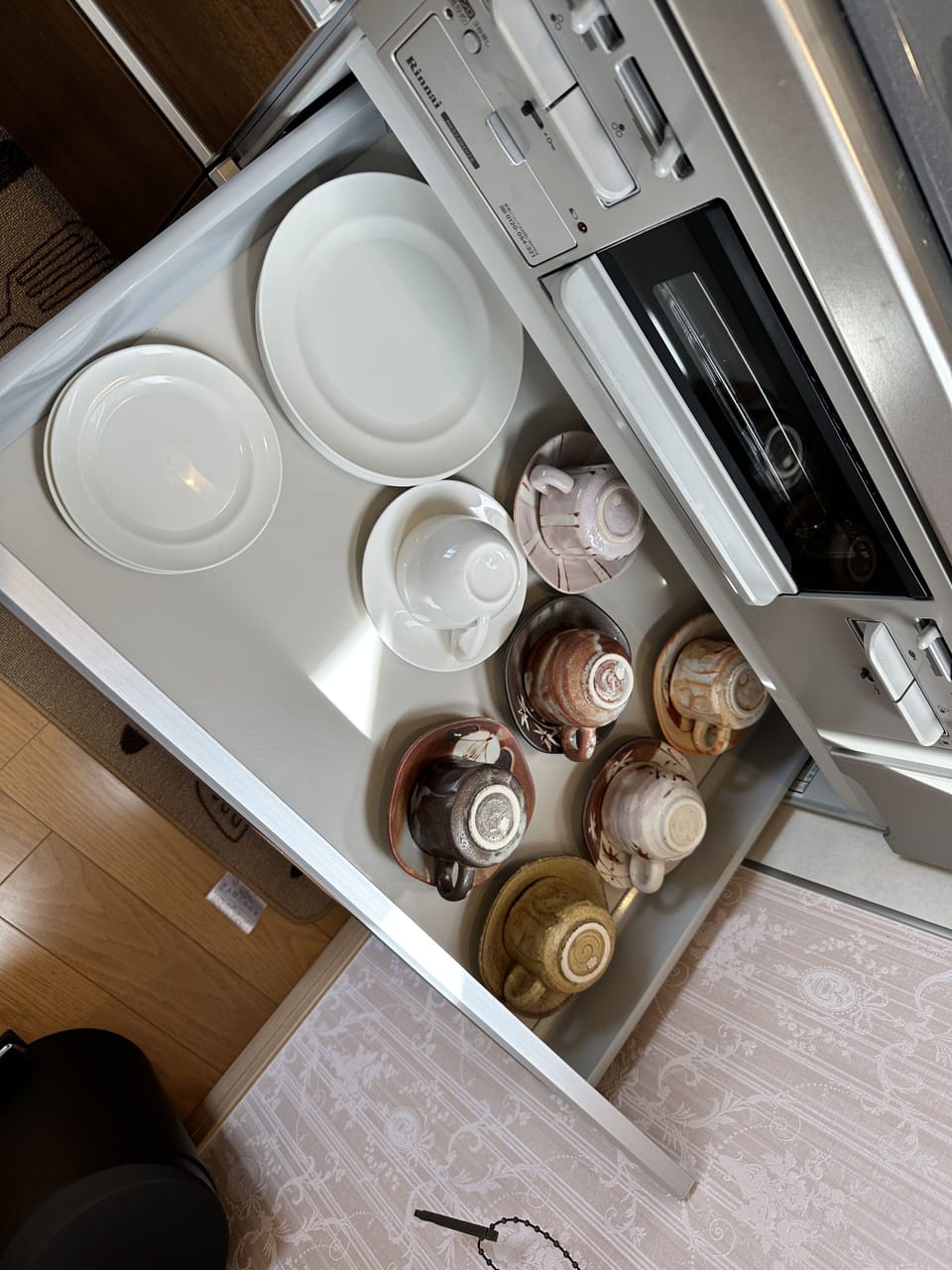 Full-size fridge, microwave, stovetop, cookware/dishes/utensils