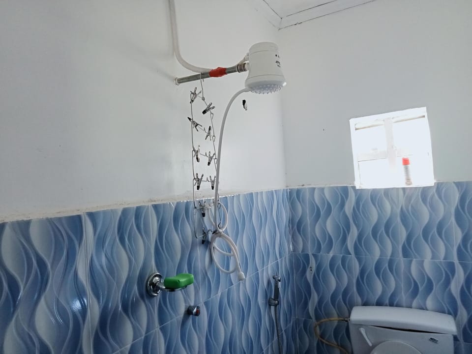 Basic Single Room | Bathroom