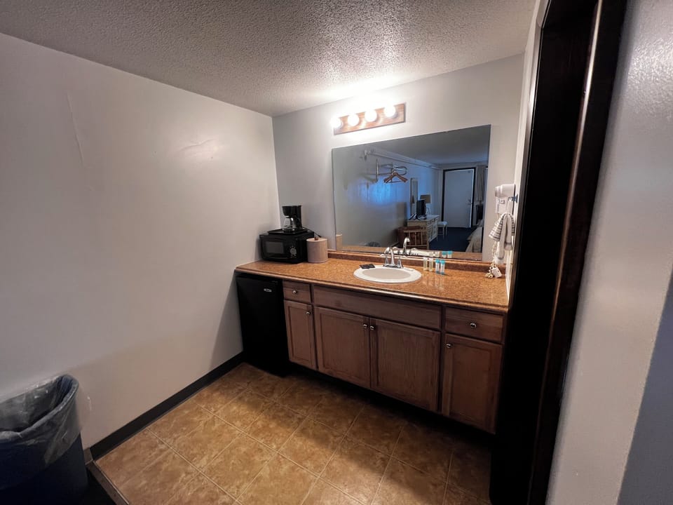 Combined shower/tub, hair dryer, towels
