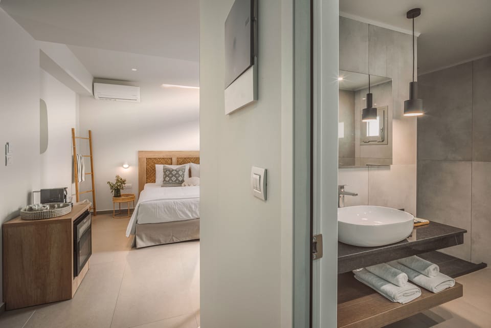 Deluxe Double Room | In-room safe, laptop workspace, soundproofing, iron/ironing board