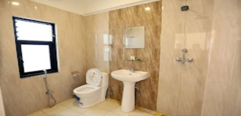 Shower, rainfall showerhead, free toiletries, towels