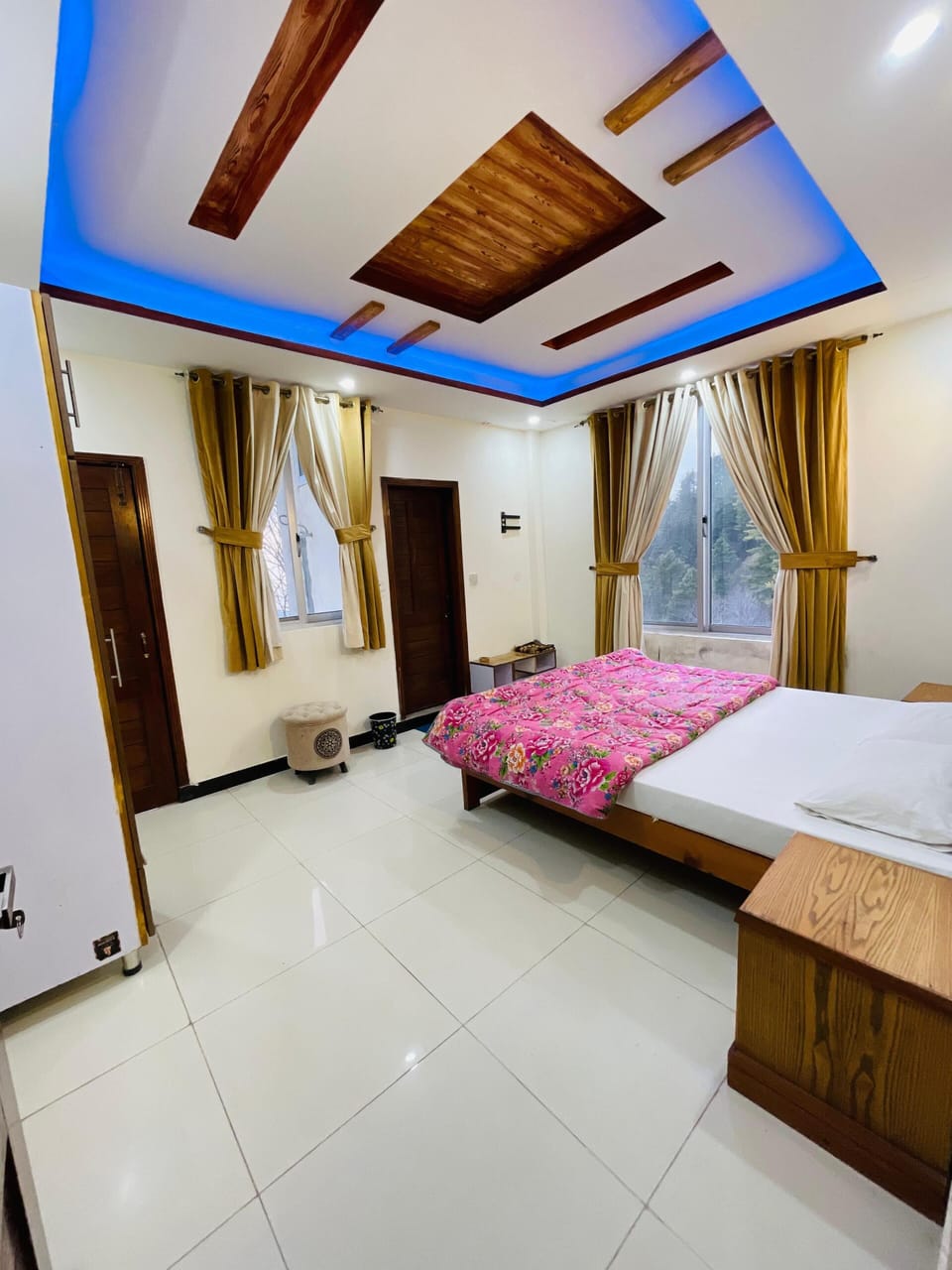 Classic Room | Laptop workspace, iron/ironing board, free WiFi, bed sheets