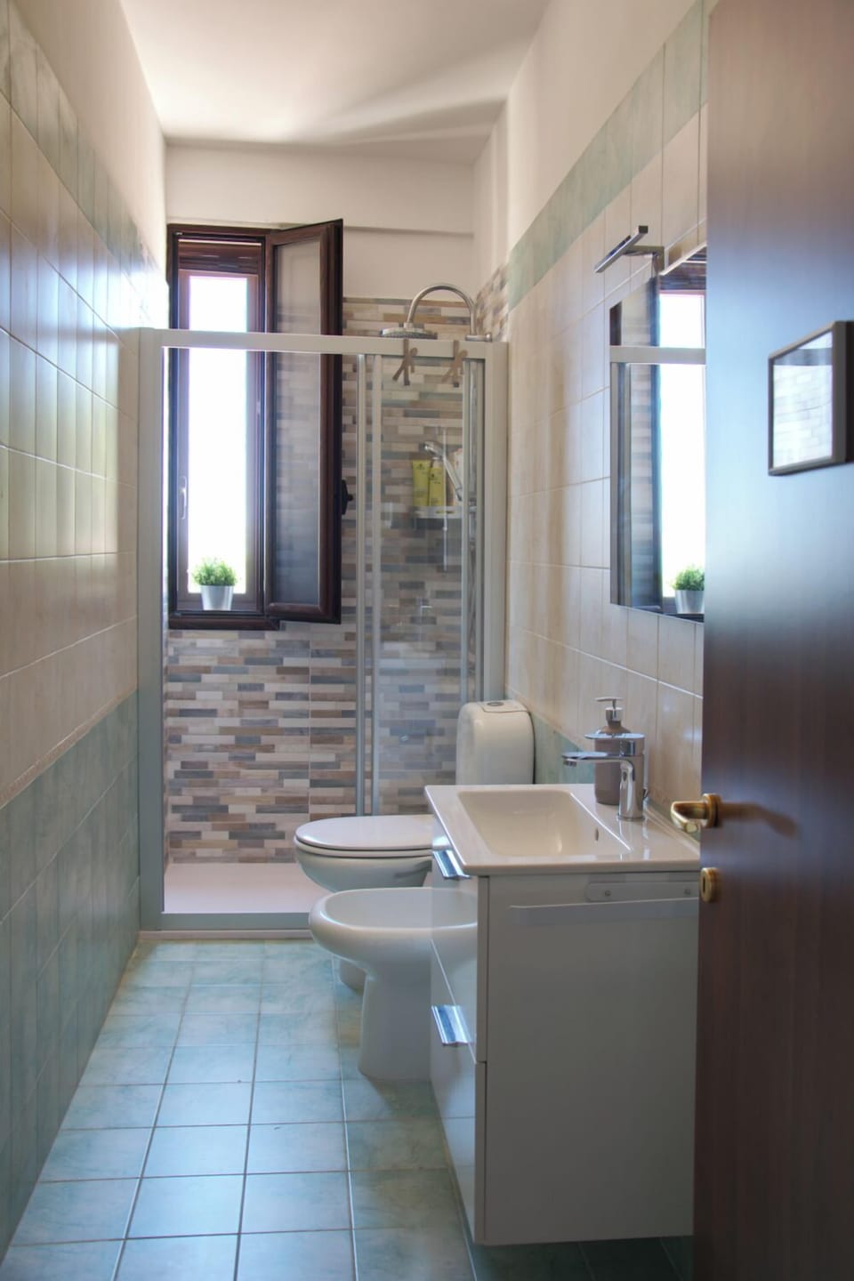 Apartment | Bathroom | Shower, rainfall showerhead, hair dryer, bidet