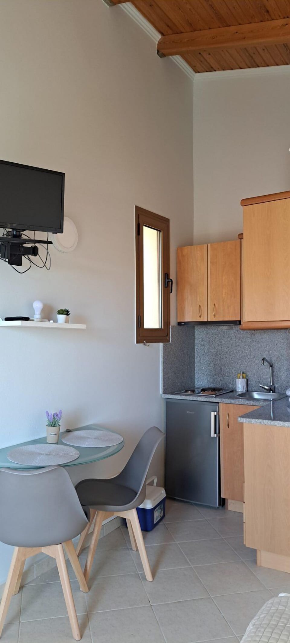 Apartment | Private kitchen | Electric kettle, dining table