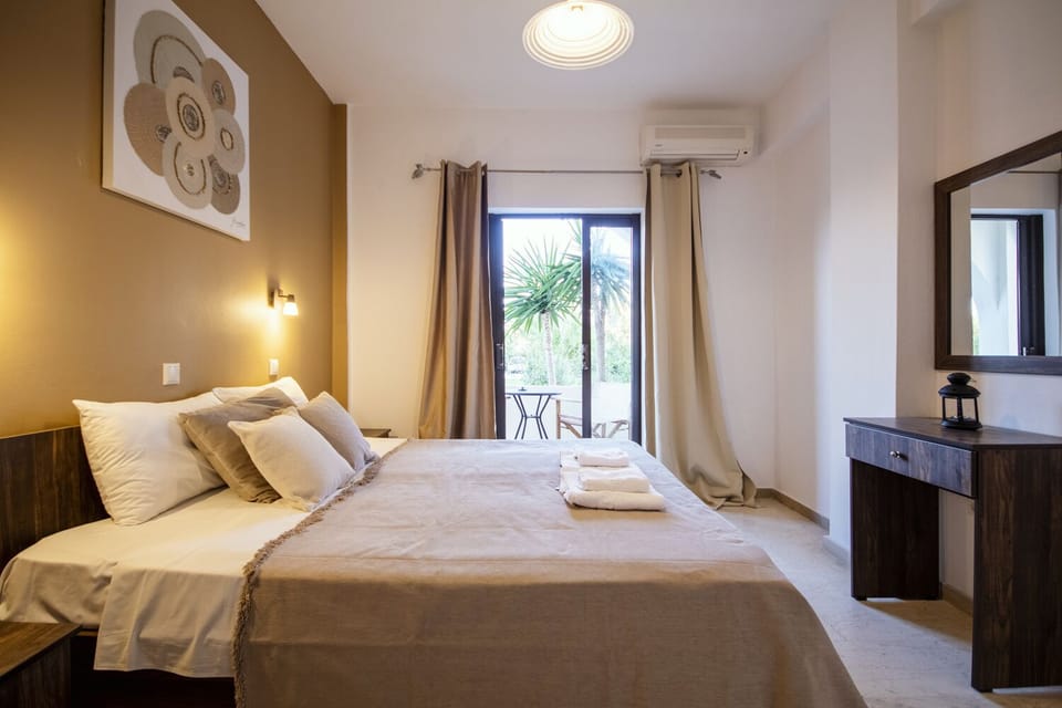 Premium bedding, in-room safe, desk, blackout drapes