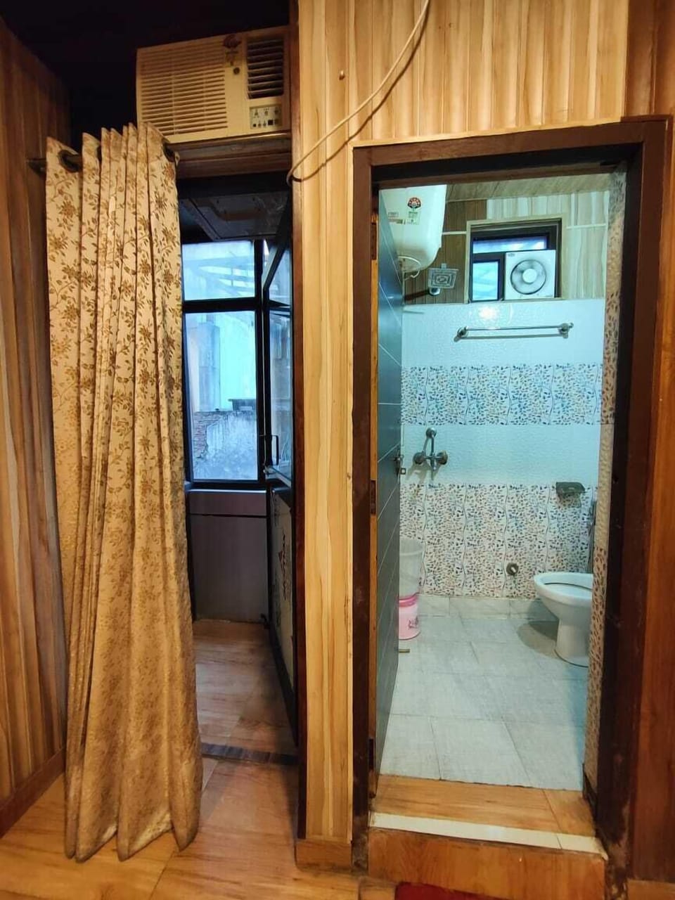 Super Deluxe Room | Bathroom | Shower, free toiletries, towels, soap