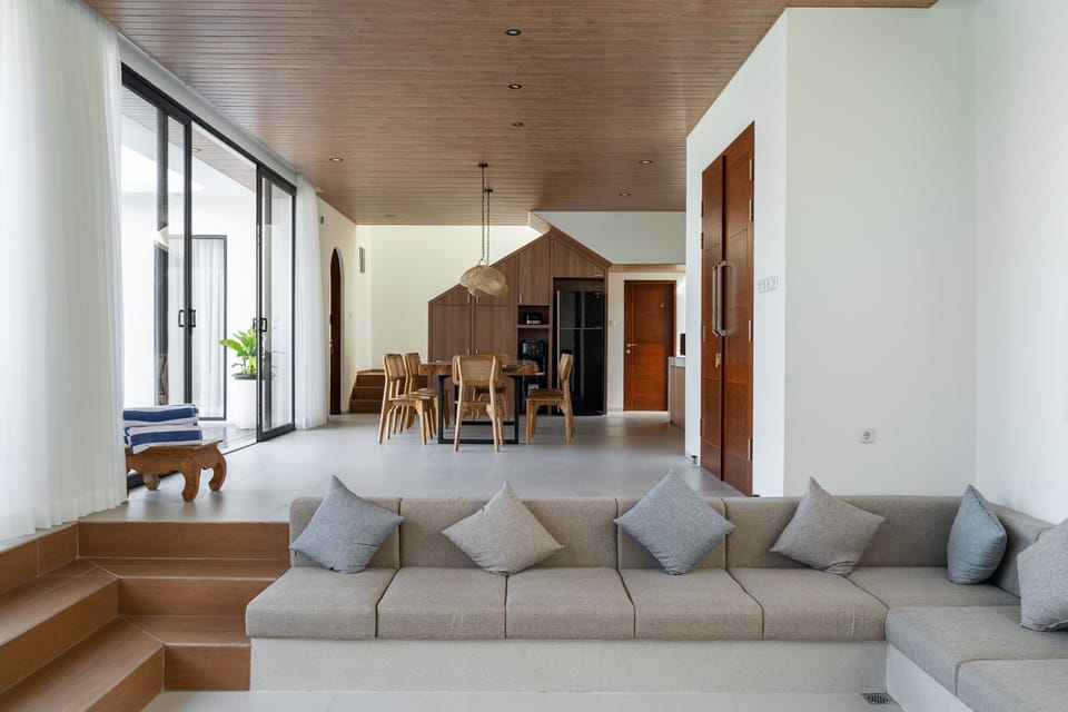Luxury Villa | Living room | 42-inch Smart TV with cable channels