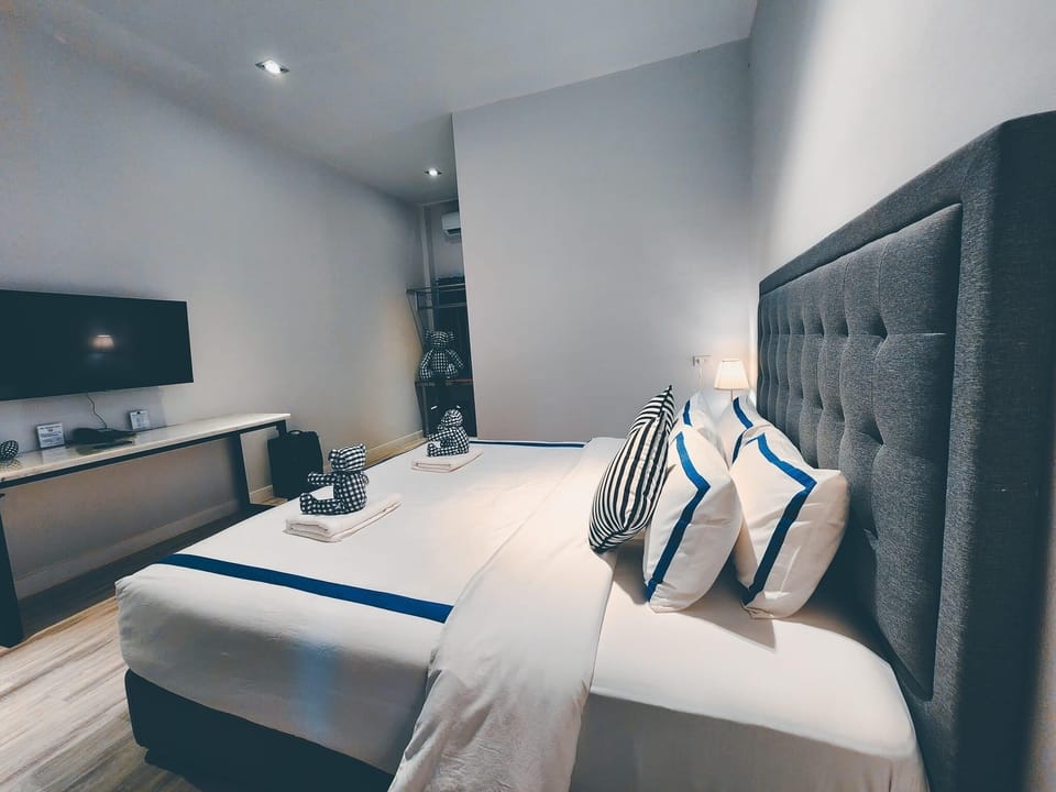 Premium Room, 1 King Bed | Desk, free WiFi