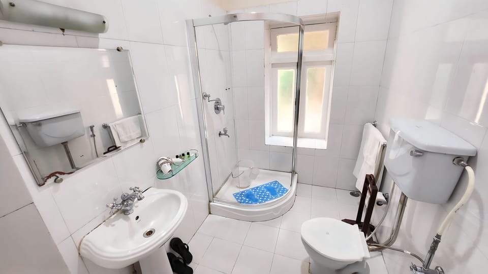 Club Double Room | Bathroom | Free toiletries, bathrobes, slippers, bidet