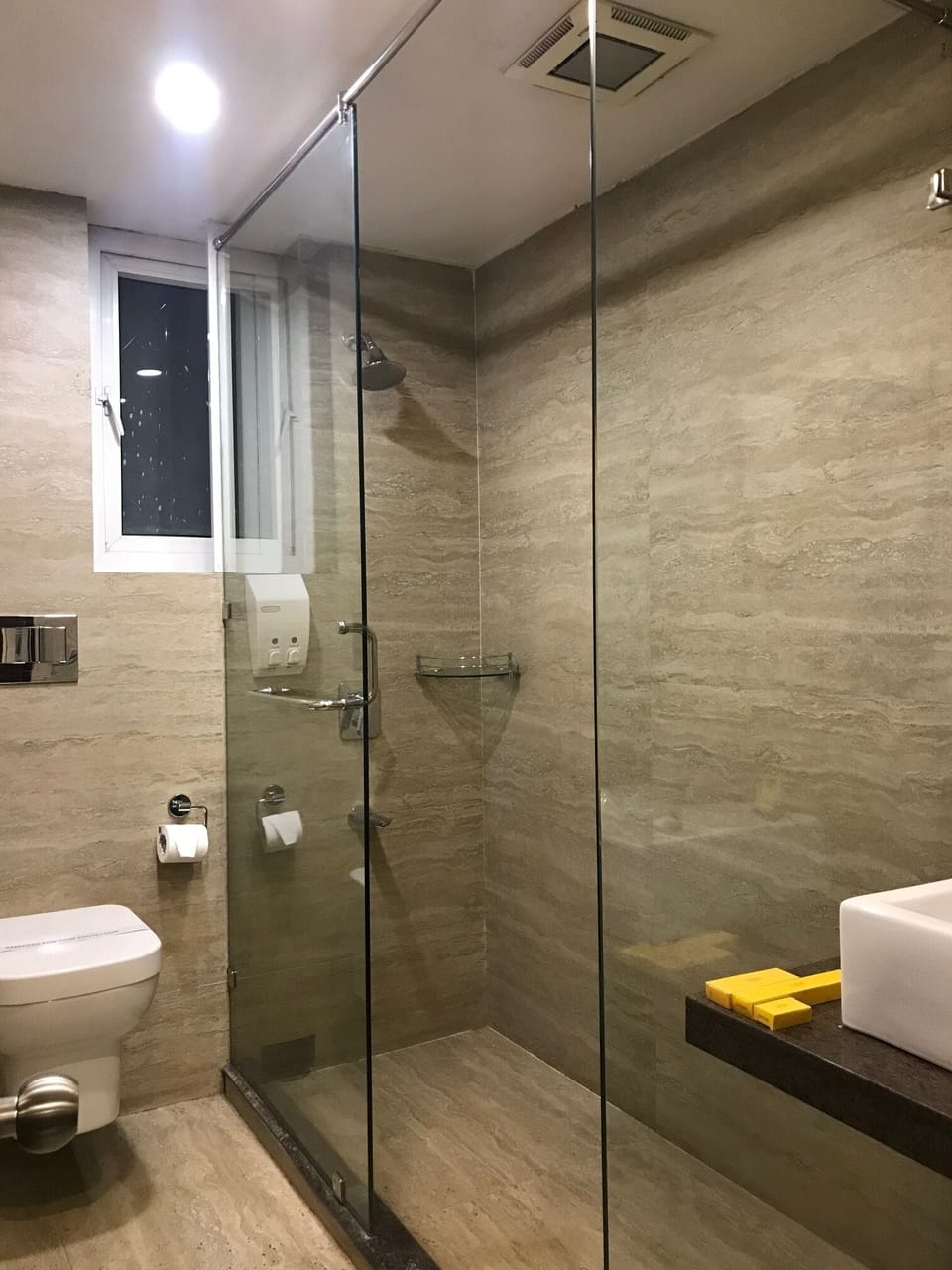 Shower, rainfall showerhead, free toiletries, towels
