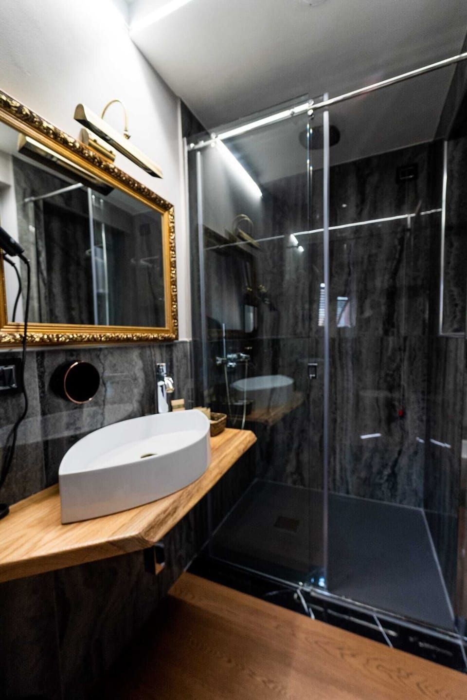 Gallery Twin Room | Bathroom | Shower, rainfall showerhead, free toiletries, hair dryer