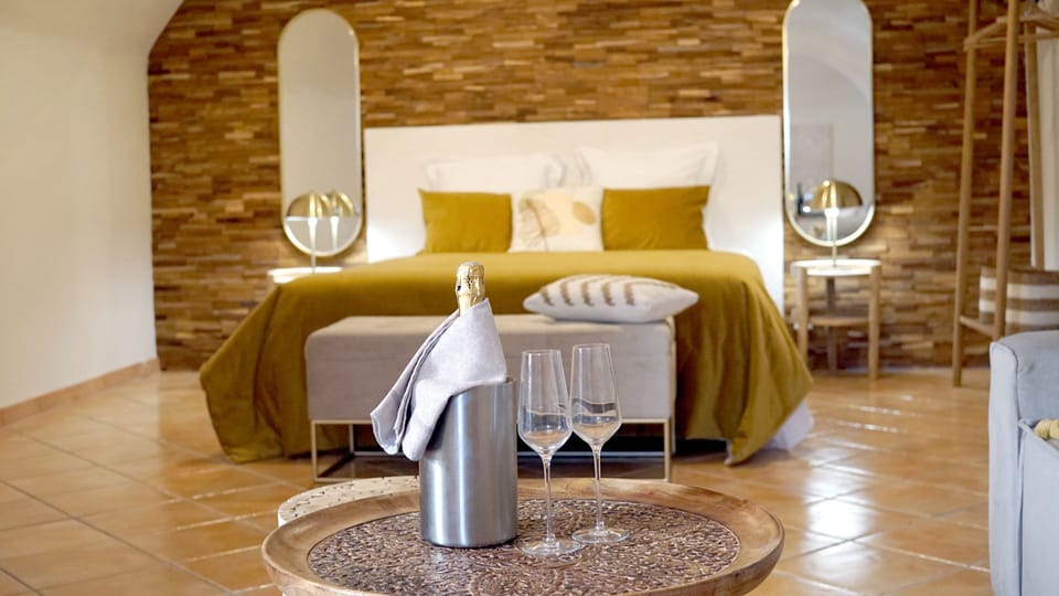 Deluxe Suite, 1 Queen Bed, Hot Tub (Suite Cocon) | 1 bedroom, soundproofing, free WiFi, bed sheets