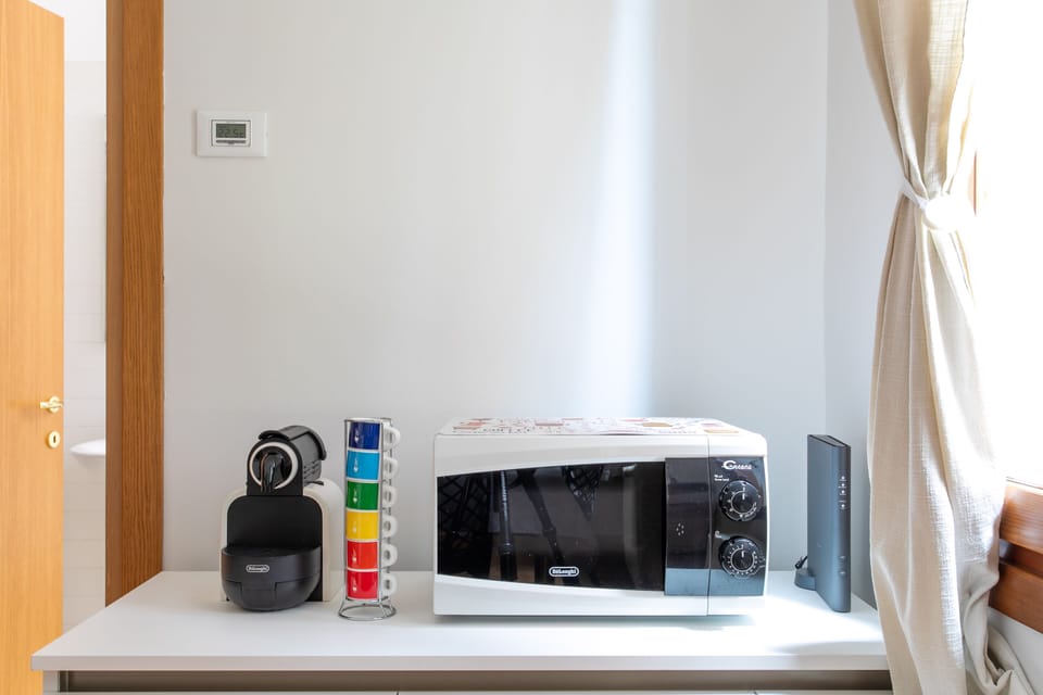 Full-size fridge, microwave, oven, stovetop