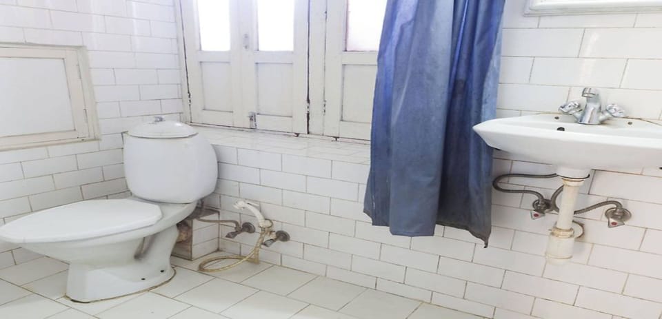 Shower, rainfall showerhead, free toiletries, towels