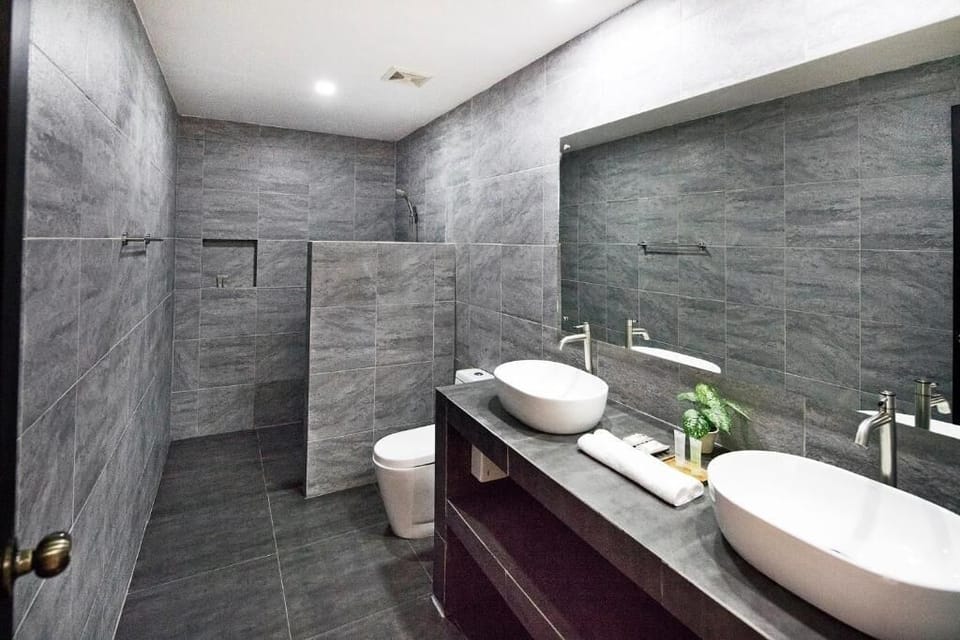 Deluxe Double Room, 2 Queen Beds, Garden View | Bathroom