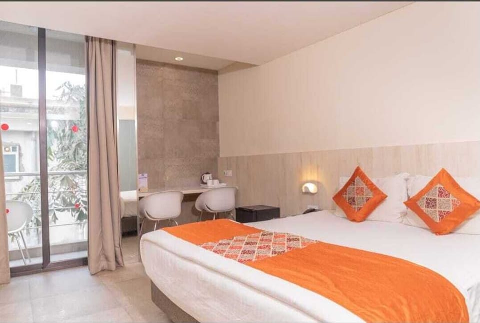 Deluxe Room | 1 bedroom, minibar, desk, laptop workspace