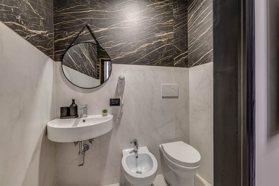 Luxury Room | Bathroom | Hair dryer, bidet, towels, soap