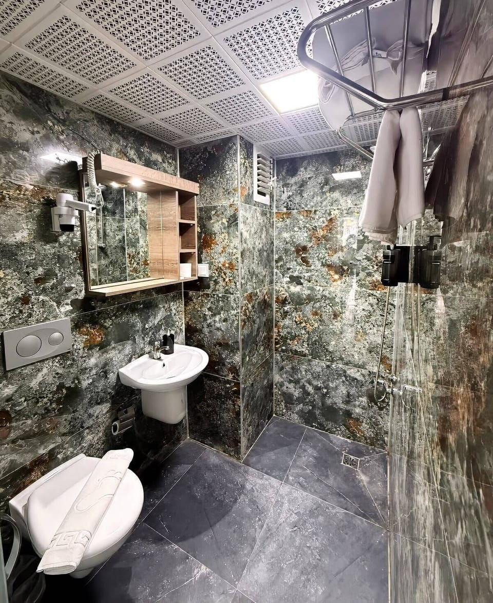 Comfort Twin Room, Private Bathroom, Garden View | Bathroom | Rainfall showerhead, hair dryer, slippers, towels